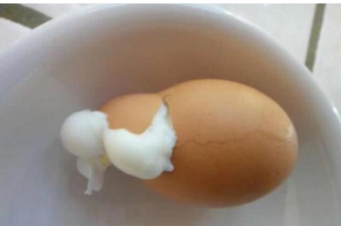 煮鸡蛋时,学会这一招,鸡蛋不裂缝又好剥,自动脱壳还特别好吃