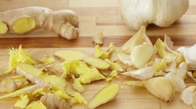 体内湿气|生姜和此物泡水喝，排除体内湿气，头发茂密，面色越来越红润