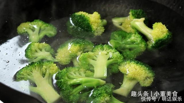 炒木耳时,噼里啪啦真吓人!多做1步,木耳不溅油更好吃