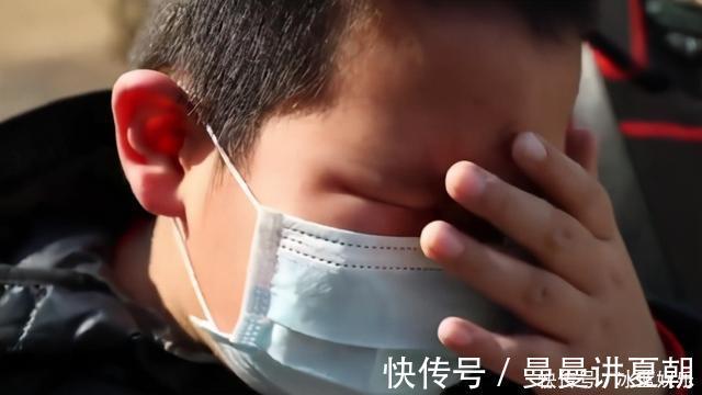 女儿|女儿在商场“撒泼”,爸爸原地观看3小时,引发网友争议