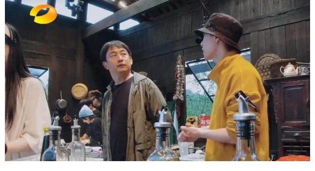 做飯|張藝興做5道菜8個人不夠吃，彭彭幫忙被忽視，黃磊夸贊背后是偏愛