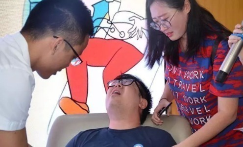 准爸爸们|“最懒”老公走红,老婆医院待产,老公却“霸占”床位呼呼大睡