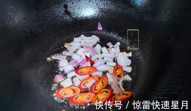 私厨|秋补,少吃牛羊肉多吃它,5块1斤富含蛋白质营养极高,芹菜炒忒香!