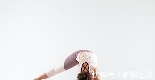 瑜伽|一个瑜伽侧身伸展动作,让你的曲线更优美迷人,还能强化核心力