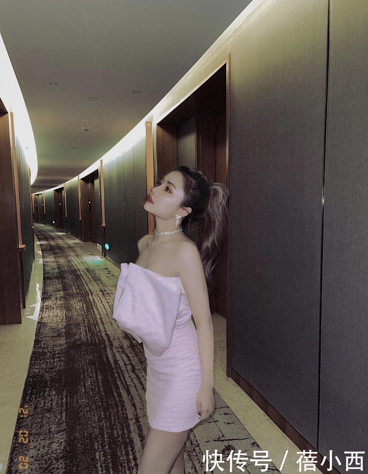 安崎真是迷死人了!原来小个子穿抹胸裙这么性感,线条迷人又招摇