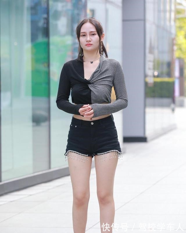 御姐 黑色露肩上衣搭配深蓝色牛仔打底裤，御姐优雅风，与众不同的感觉！