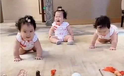 家长们|宝宝抓周,被爷爷随手放的“东西”吸引,全家人笑容逐渐消失