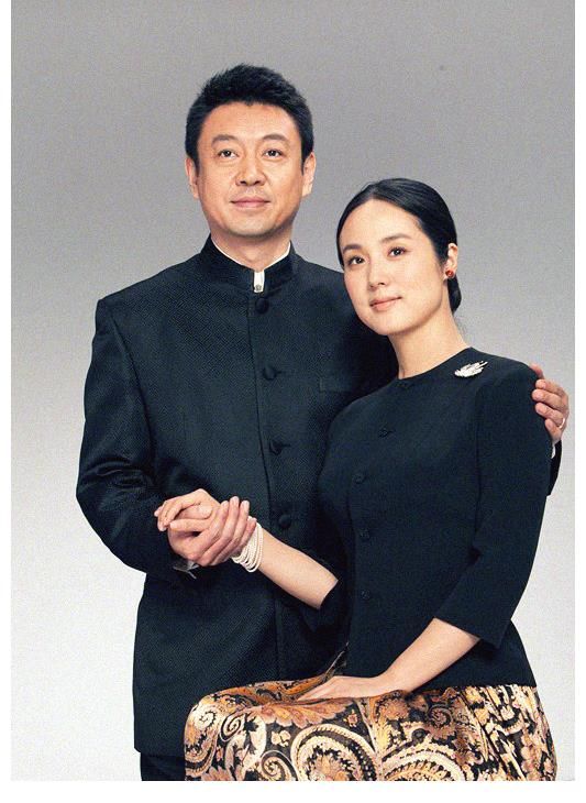央视《新闻联播》前主播杨柳:一盒樱桃娶歌唱家妻子,47岁做父亲