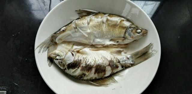 蒸鱼时，不要再用盐腌制了，改加“它”，蒸出来的鱼更香更嫩