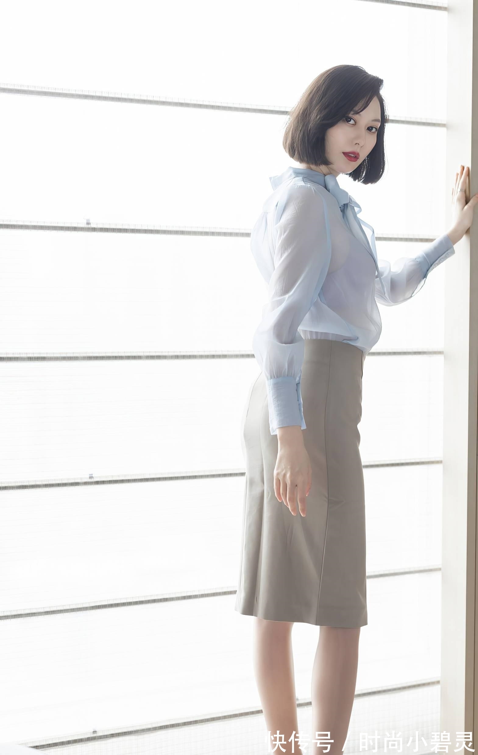 衬衫 略透的淡蓝色衬衫+半身裙搭配同样略透的高跟鞋穿出不一样的美