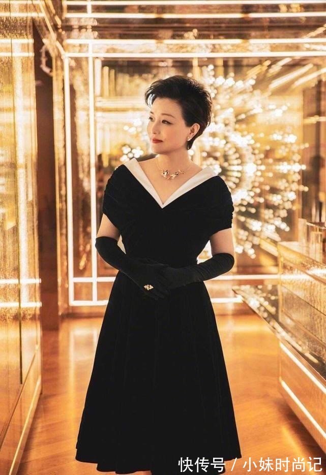 背头|杨澜学小姑娘赶时髦,穿纱裙挑染蓝发新潮又减龄,气质却依然端庄