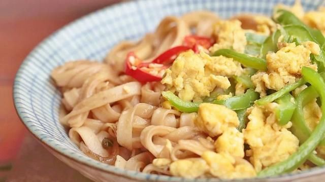 拌面|超级好吃的一碗面,10分钟就搞定,比葱油拌面香多了
