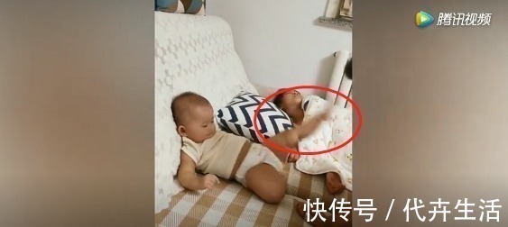 萌娃|妈妈睡得正香,宝宝在一旁保护,爸爸故意挑事,宝宝的反应太可爱