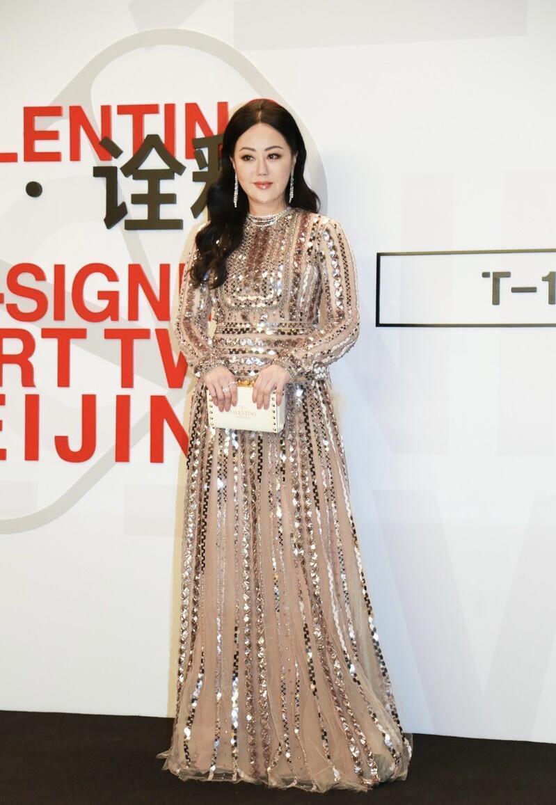 穿搭|章小蕙才是“人间富贵花”!穿香槟色亮钻长裙超有阔太气质,超美