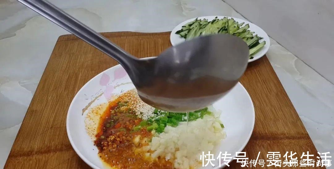 好吃|我家面条就爱这么吃，筷子一搅，做出创意凉拌面，比凉皮劲道好吃