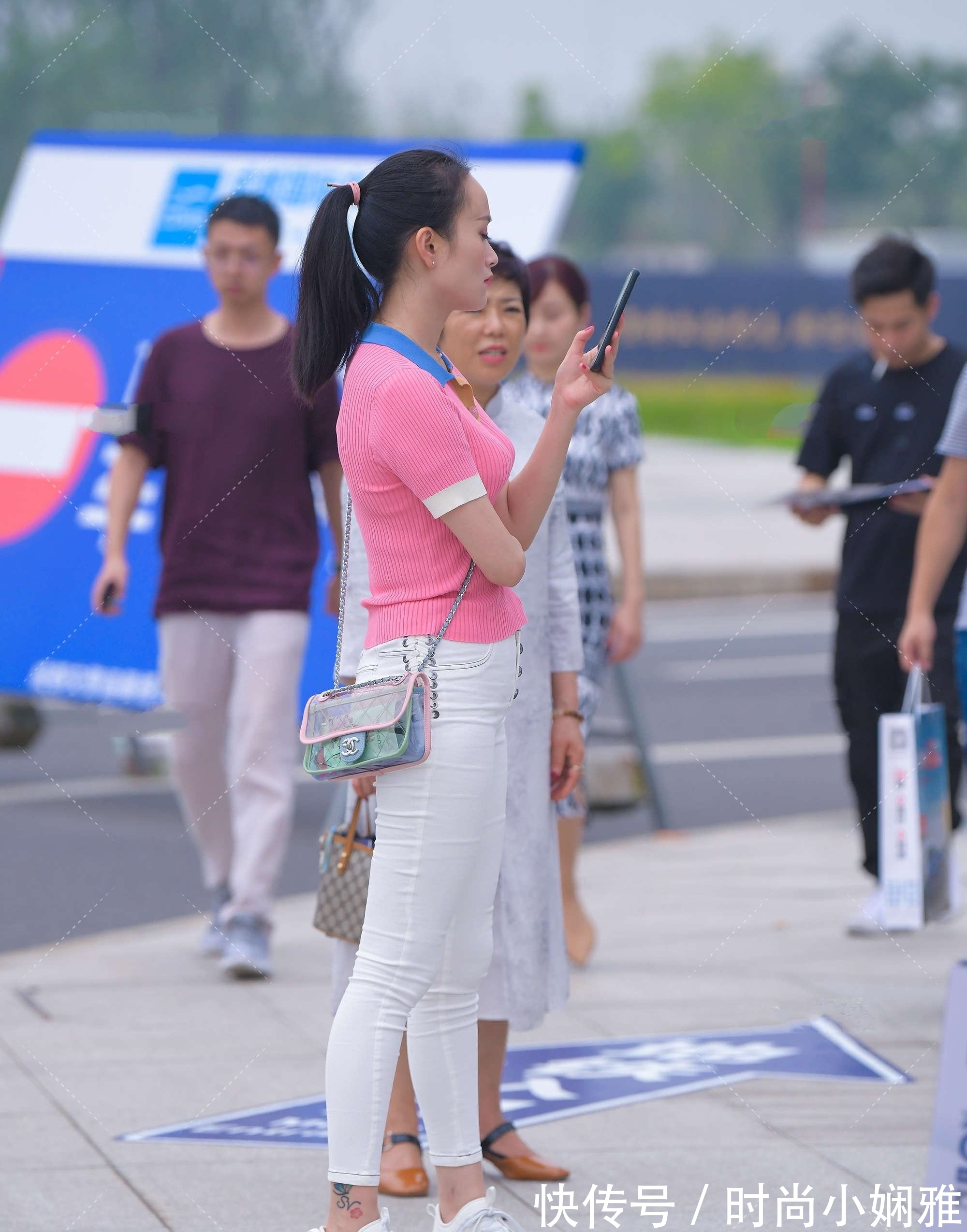 姑娘们|粉色蓝领Polo针织衫,搭配白裤,休闲通勤风
