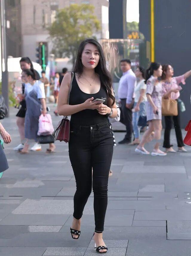 高跟鞋|美女搭配上一双裸色尖头高跟鞋,让她的气质看上去十分的美丽动人