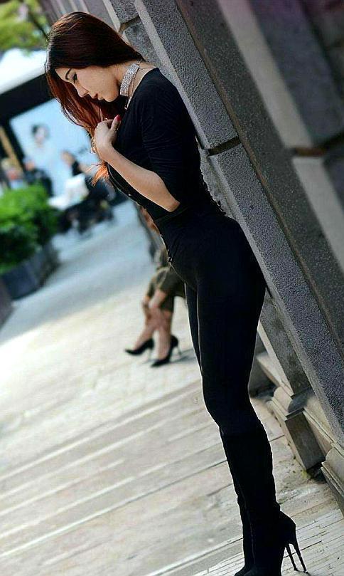 长发|绿色连衣裙穿出了美女的好身材,秀美长发,很吸睛