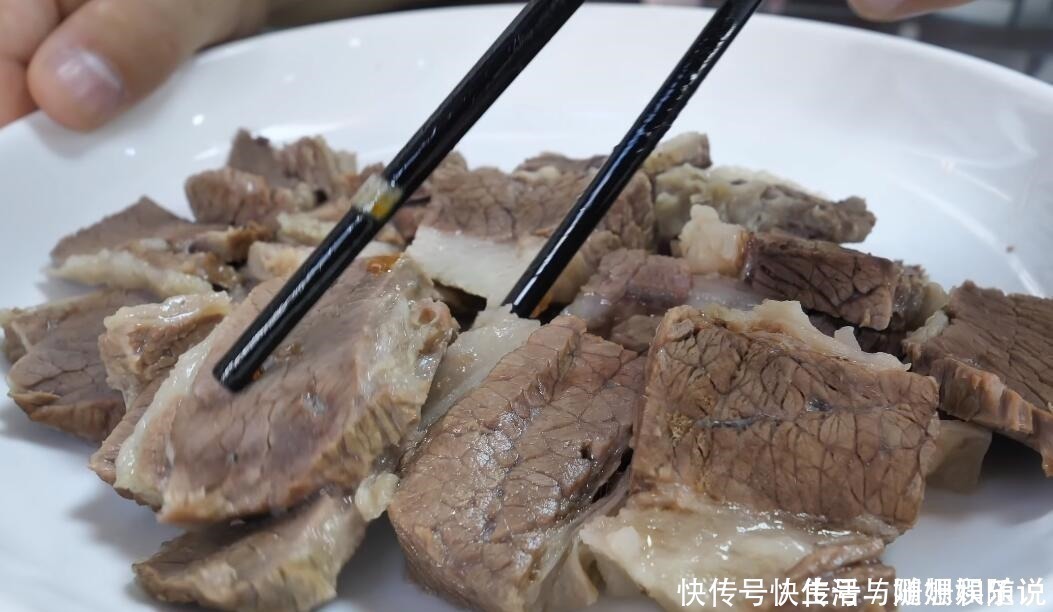 几十年老面馆，牛肉拉面真的有牛肉，面馆每天都要炖上一大锅牛肉