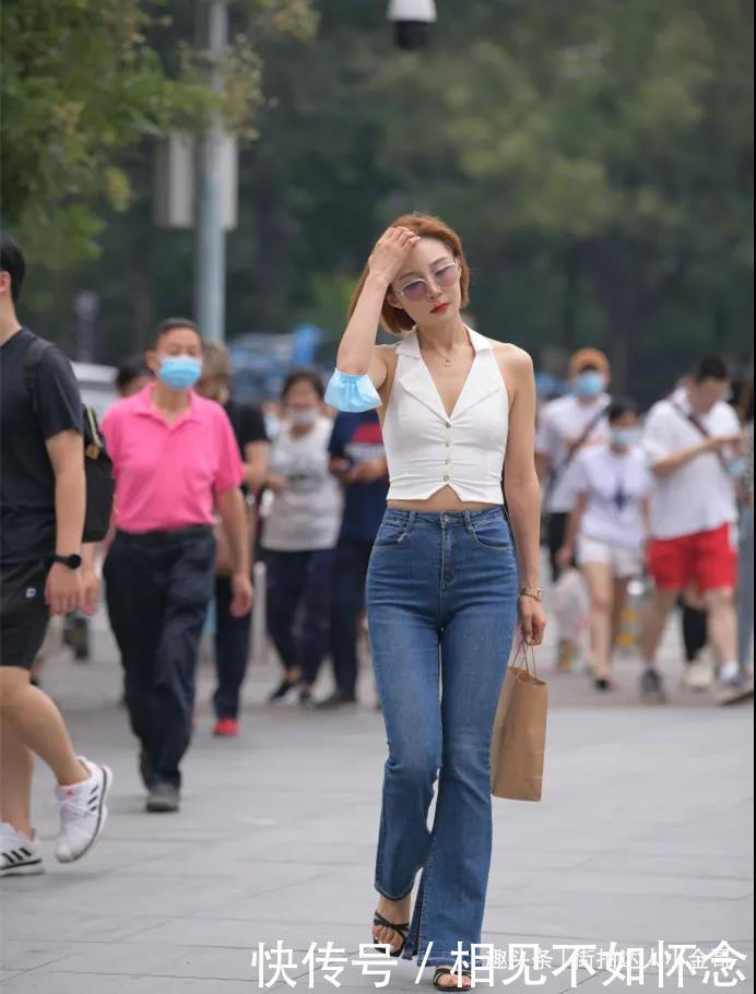 街拍穿喇叭牛仔裤的漂亮女生