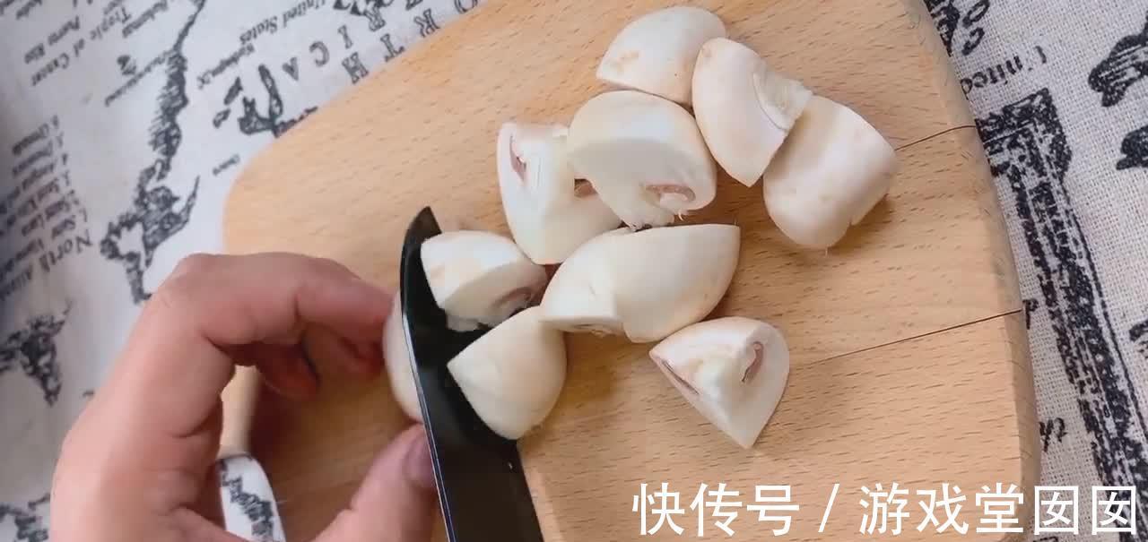 大虾新吃法,搭配口蘑一起焖,香辣味美鲜味独特,准保孩子吃不停