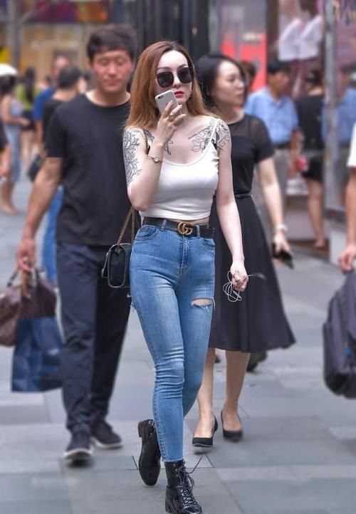 洋气|紧身牛仔裤，穿在身上更洋气，迈出不一样的时尚步伐！
