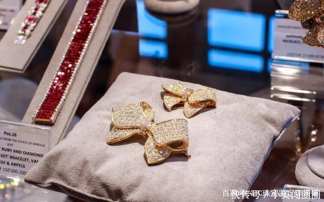 要做世界上最幸福的新娘,除了婚纱,闪耀的宝石项链也是必不可少