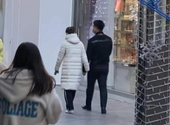 北京青年|好事将近?丁宁与神秘男子在街头亲密牵手,两人甜蜜互动很般配