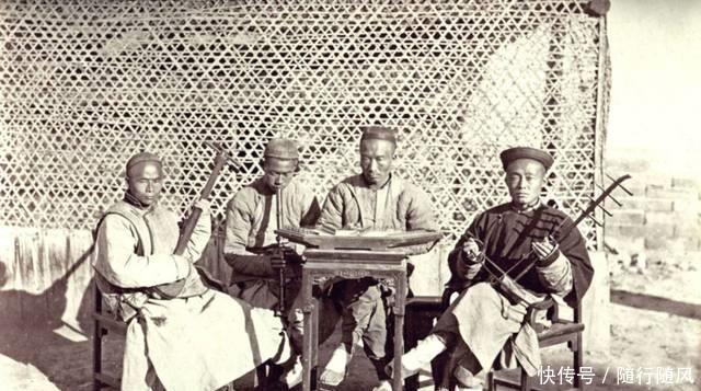 清朝|直击清朝末年百姓的生活状况,女子躺在床上抽大烟慵懒妩媚!