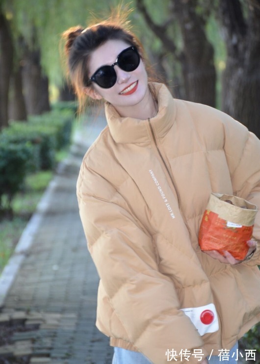 牛仔裤|“羽绒服+牛仔裤”=秋冬洋气搭配,兼具时髦和保暖,太高级了!