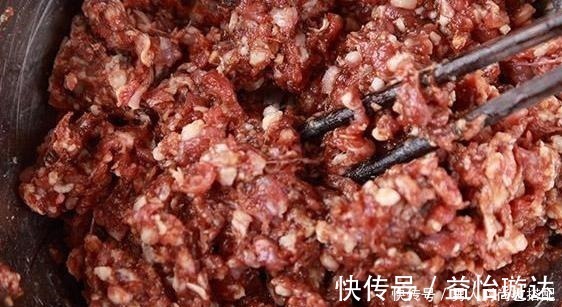素菜|拌饺子馅时,有人放热油有人放香油,大厨都不对,不懂别乱放!