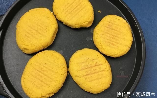 外壳|一点白面也不掺,这才是正宗玉米面贴饼子,外壳焦脆太好吃了