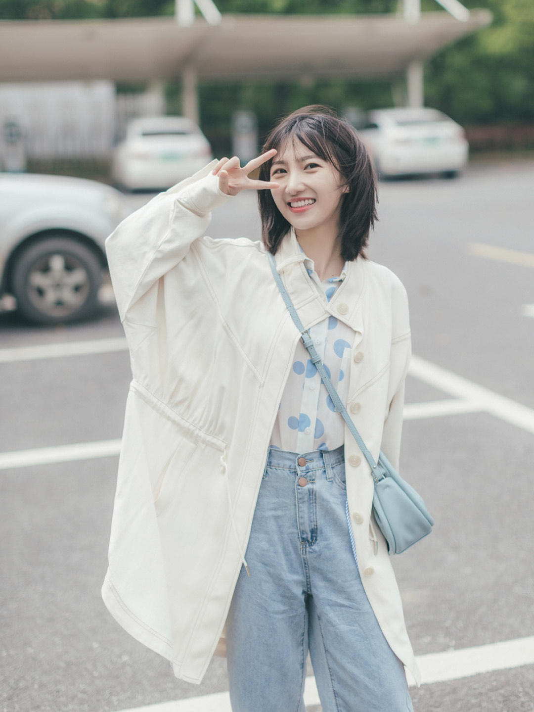 搭配|秋季通勤风怎么穿?白色长款大衣+牛仔裤,清新又时尚!