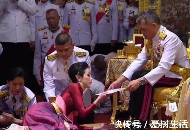 免死金牌|泰国单纯的诗妮娜贵妃,遭到无情碾压,温柔大方的王后有如此毒辣