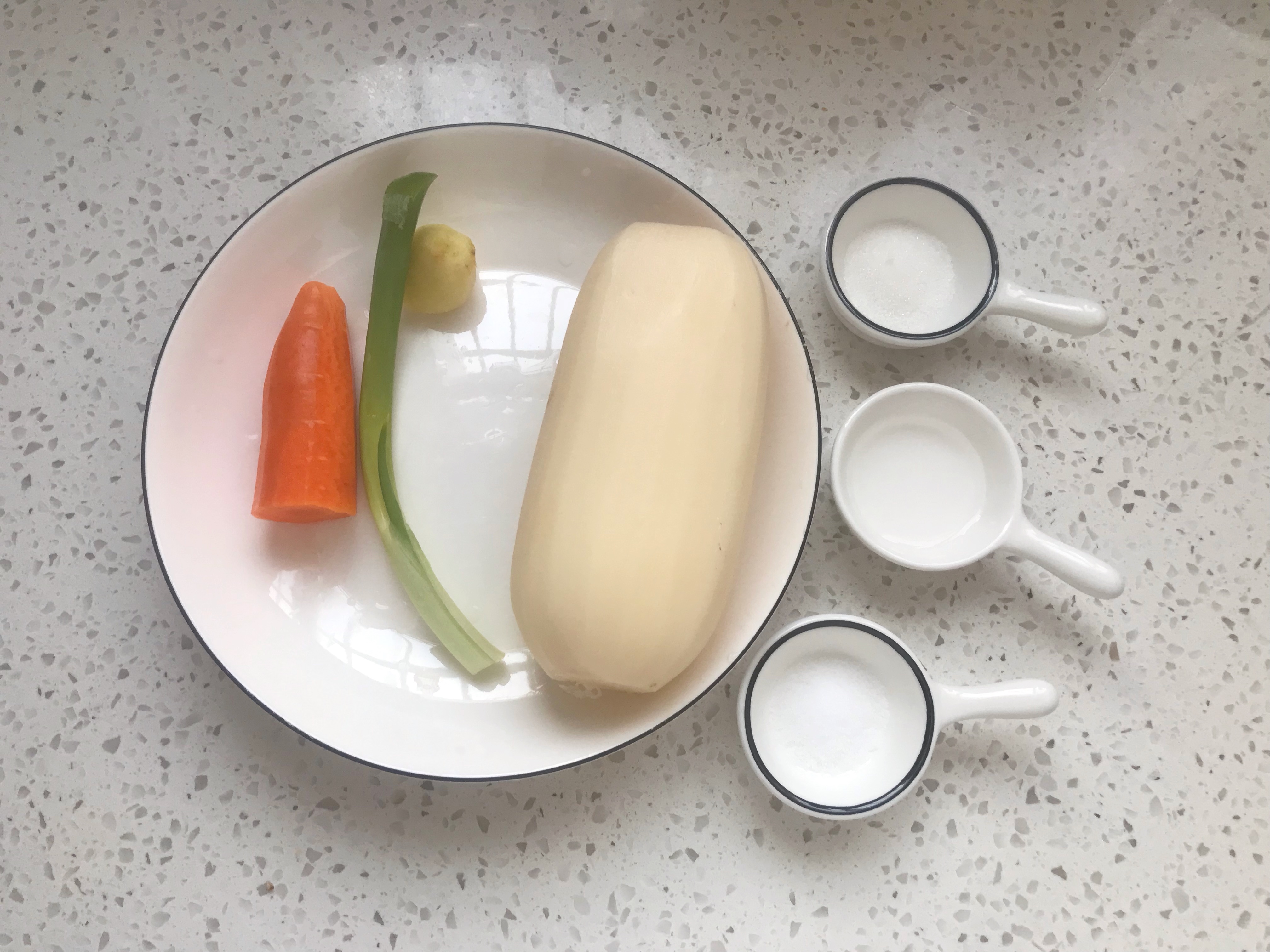 炒莲藕下锅就变黑,老厨师教你1招,加点它,莲藕白净还入味