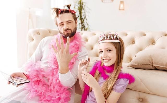 汪小菲晒图宠小玥儿,当好乖女儿的"傻爸爸",需要注意以下三点