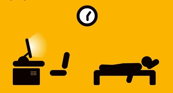 |搞笑GIF趣图:漂亮妹子在路边忙着自拍也能收到路人打赏小费