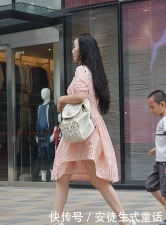 粉色连衣裙穿着超高细跟鞋的辣妈,带孩子和时尚穿搭两不误