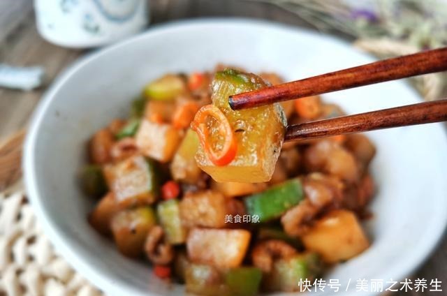 中年|秋天吃它“赛人参”,只要1块钱一斤,简单一焖比吃肉还过瘾!