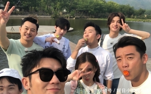 奔跑吧|郑恺为了让baby赢得比赛,全程主动递上名牌,嘴角的宠溺太明显