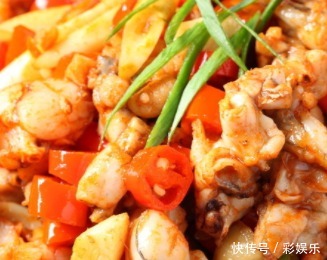 一日被家长带去宴席,席上一菜,唤作干锅酱滋味牛蛙,嫩滑又入味