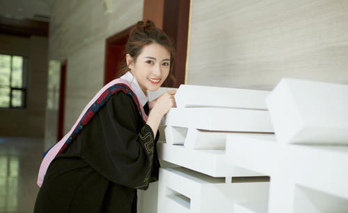 董卿|央视制作端午特别节目,张舒越担任主持,观众口碑左右其事业发展