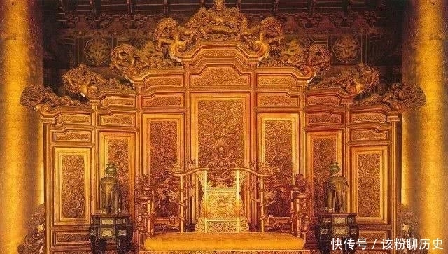 龙椅|溥仪晚年重游故宫，在龙椅下找出当年藏的1件东西，溥仪：这是我的宝贝！