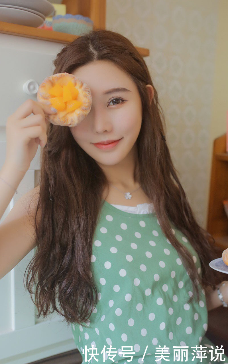 美女街拍性感美女波点衬衣白嫩大胆美女写真