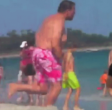 |搞笑GIF:太惨了 这就是惹女朋友不开心的下场