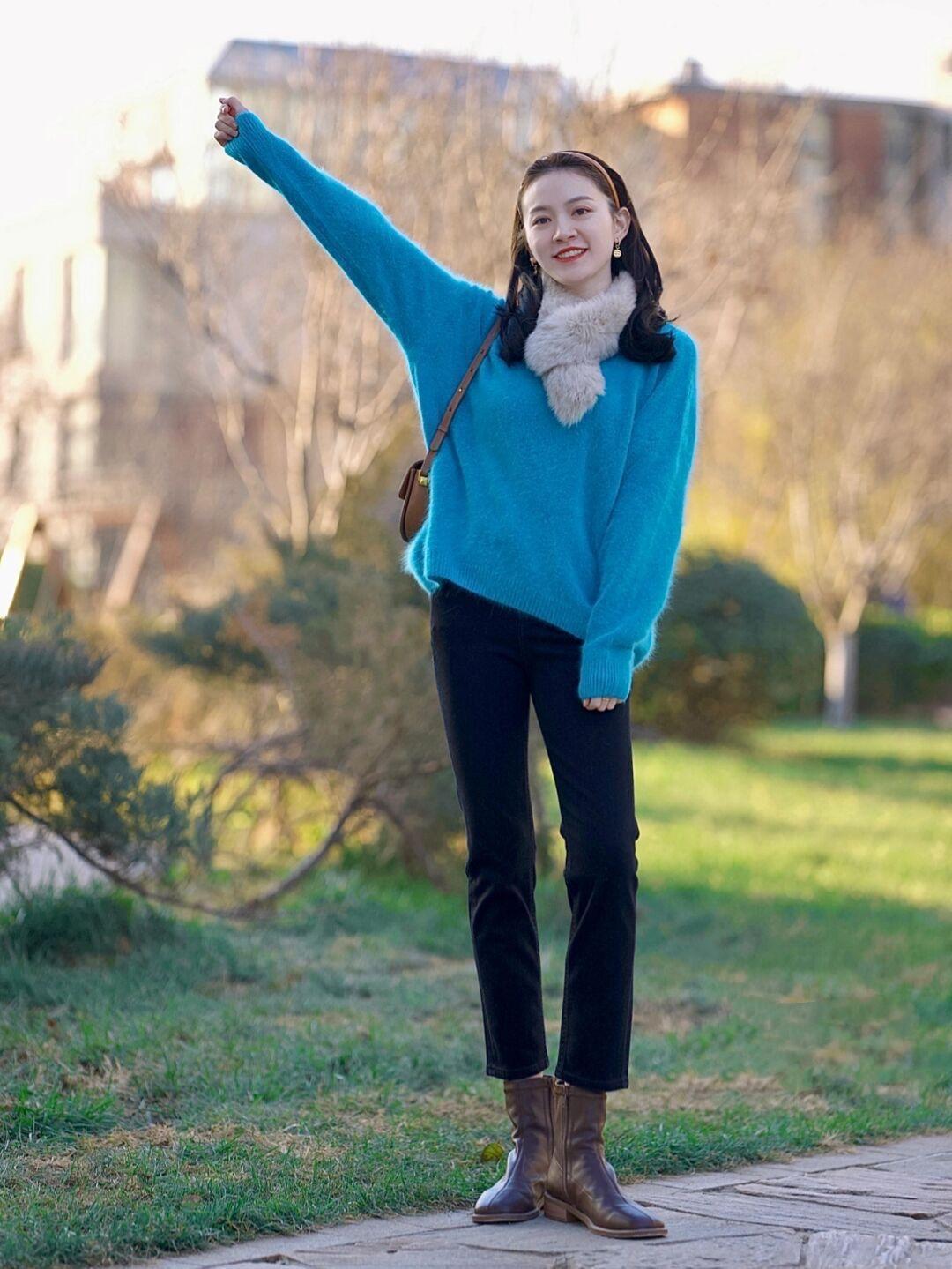 搭配 看了这位姐姐的搭配,才知道“毛衣”的时尚,基础款穿出高级感