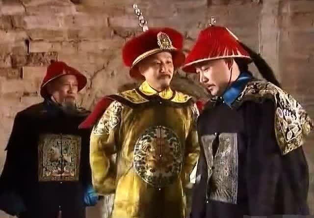 皇帝要杀奸臣,奸臣对妻子说:快找人弹劾我谋反,只有此举才能救我!