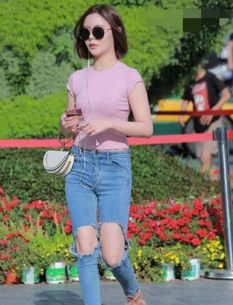 时尚减龄的牛仔裙,所呈现出的美感,想不吸睛都难