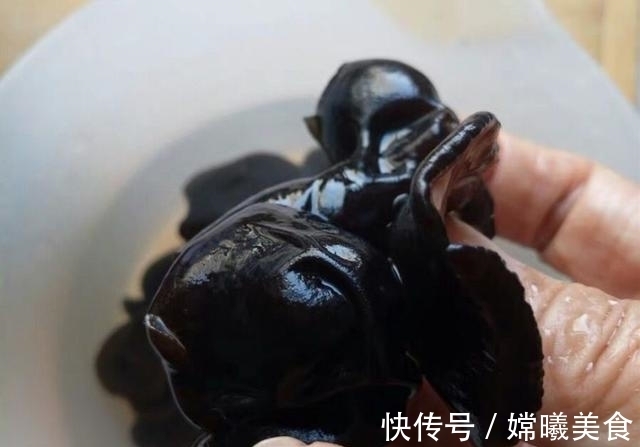 泡木耳，用冷水还是热水？酒店大厨：多加这1步，污垢细菌都没了