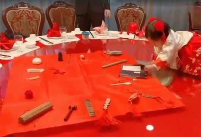 小女孩|1岁宝宝抓周，舅舅本想作弊，不料宝宝却抓住它不松手，全家笑喷